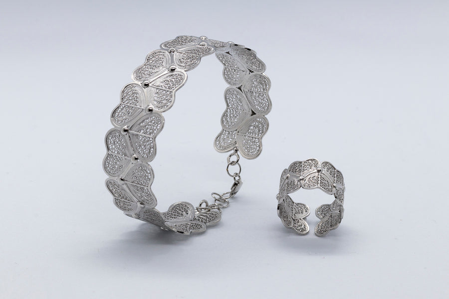 Celebrating the romantic love of Ana and Thomas, this bracelet is full of splendor and exquisite craftmanship. Its detailed and handmade hearts make this bracelet a gorgeous and styled piece.