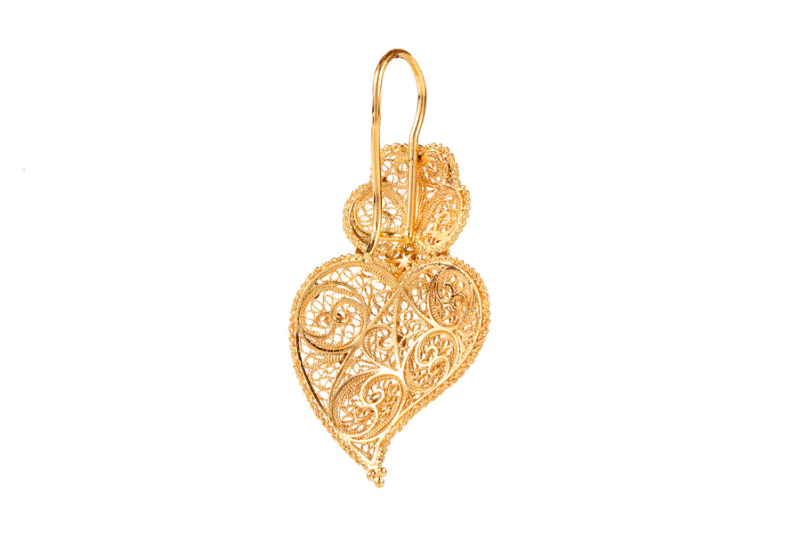 These unique pieces serve as patient reminders of the devotion of two hearts. Their traditional design is distinguished by their refinement. Craftsmanship, time and memory come together beautifully, offering the most delicate and fine filigree. 